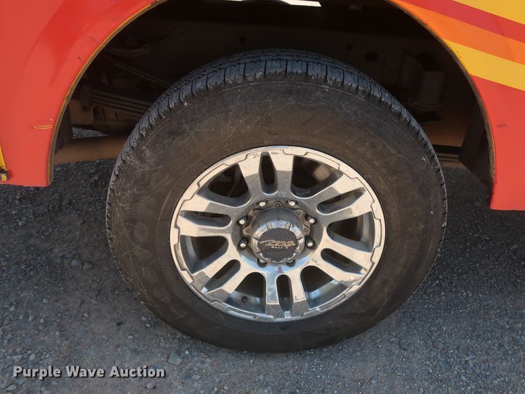 image for item HT9566 2014 Chevrolet Silverado 3500HD  utility bed pickup truck