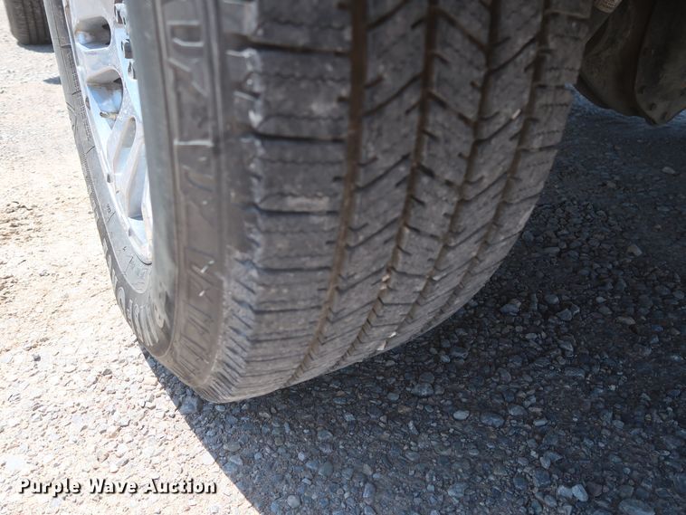 image for item HT9566 2014 Chevrolet Silverado 3500HD  utility bed pickup truck