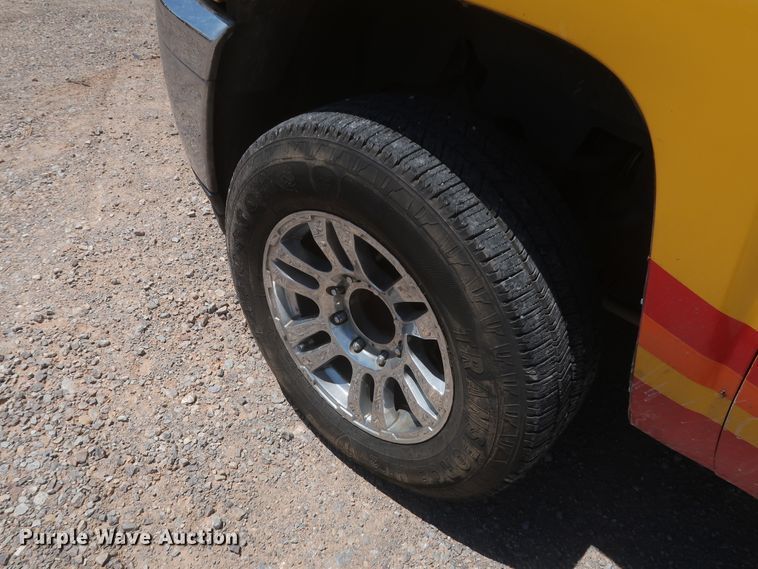 image for item HT9566 2014 Chevrolet Silverado 3500HD  utility bed pickup truck