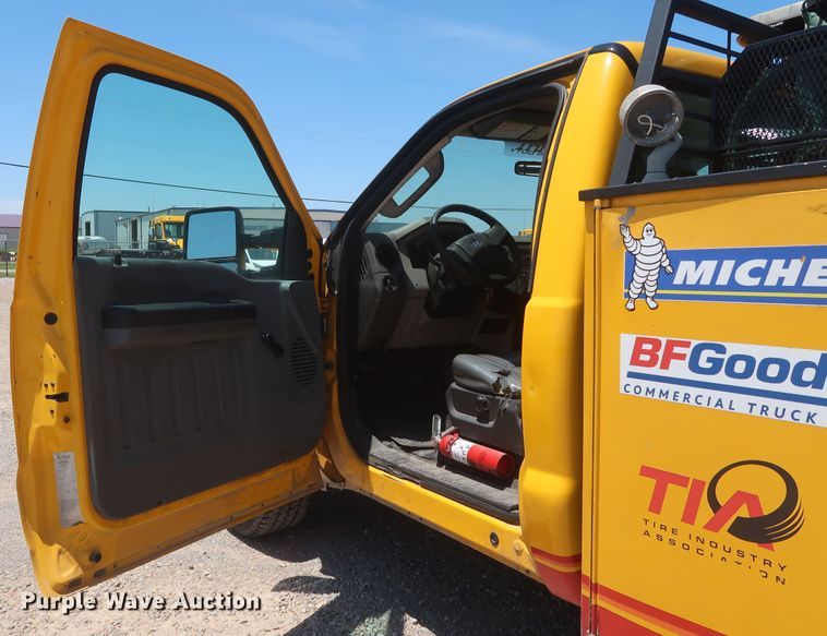 image for item HT9567 2009 Ford F250 Super Duty XL  utility bed pickup truck