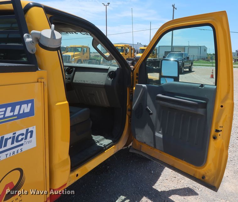 image for item HT9567 2009 Ford F250 Super Duty XL  utility bed pickup truck