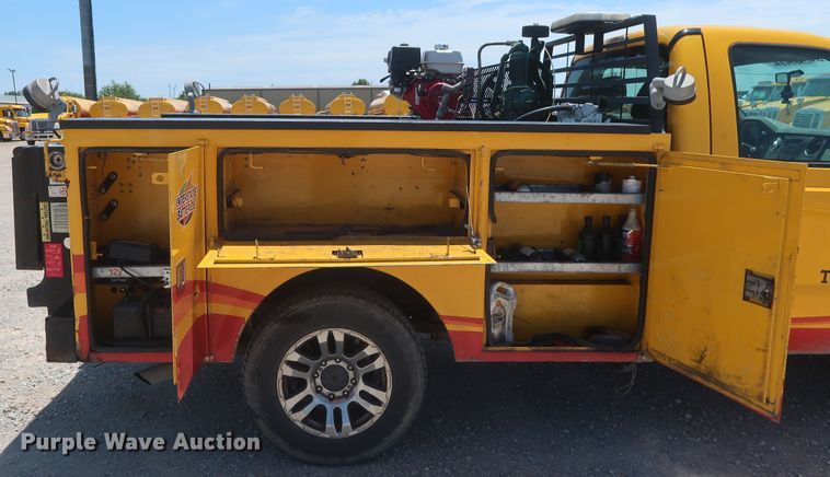 image for item HT9567 2009 Ford F250 Super Duty XL  utility bed pickup truck