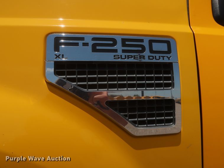 image for item HT9567 2009 Ford F250 Super Duty XL  utility bed pickup truck