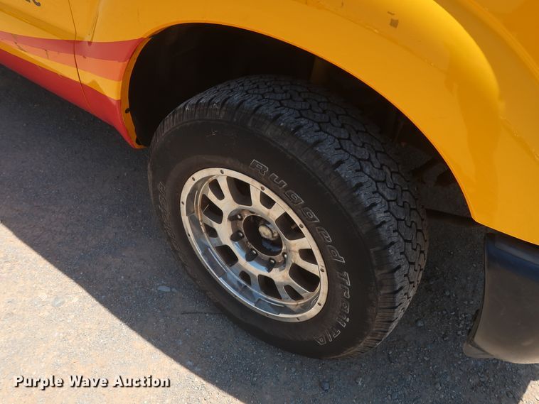 image for item HT9569 2015 Ford F350 Super Duty XL  utility bed pickup truck