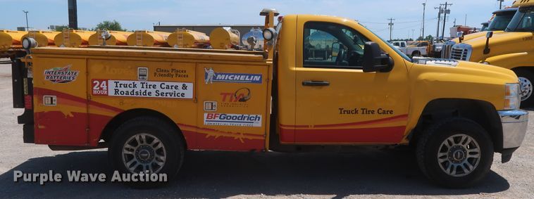 image for item HT9573 2013 Chevrolet Silverado 2500HD  utility bed pickup truck