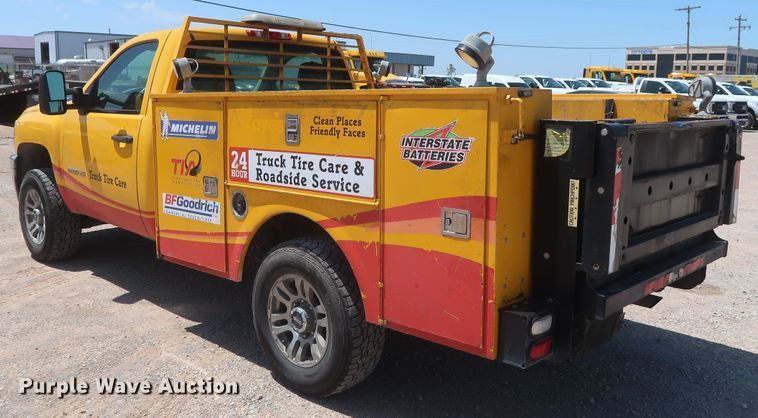 image for item HT9573 2013 Chevrolet Silverado 2500HD  utility bed pickup truck