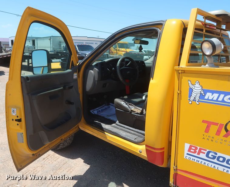 image for item HT9573 2013 Chevrolet Silverado 2500HD  utility bed pickup truck