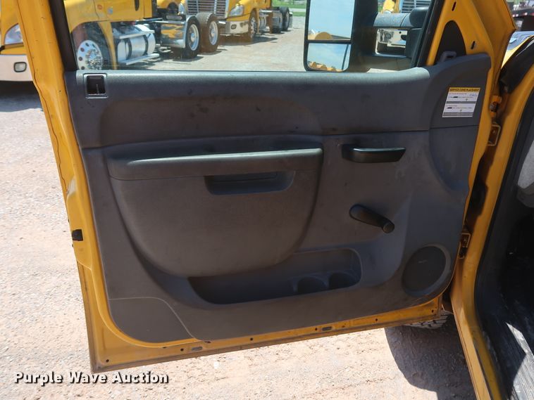 image for item HT9573 2013 Chevrolet Silverado 2500HD  utility bed pickup truck