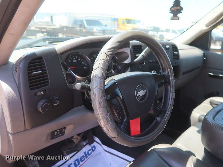 image for item HT9573 2013 Chevrolet Silverado 2500HD  utility bed pickup truck