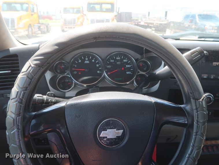 image for item HT9573 2013 Chevrolet Silverado 2500HD  utility bed pickup truck