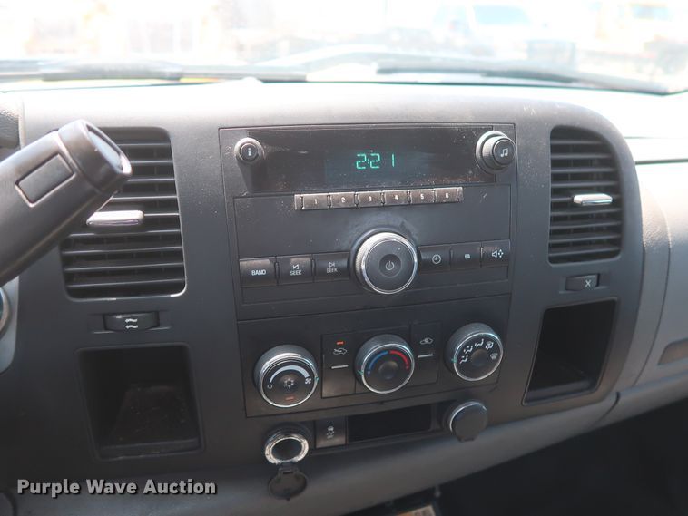 image for item HT9573 2013 Chevrolet Silverado 2500HD  utility bed pickup truck