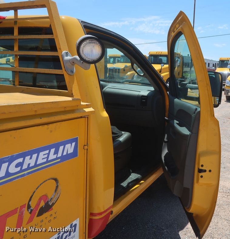 image for item HT9573 2013 Chevrolet Silverado 2500HD  utility bed pickup truck