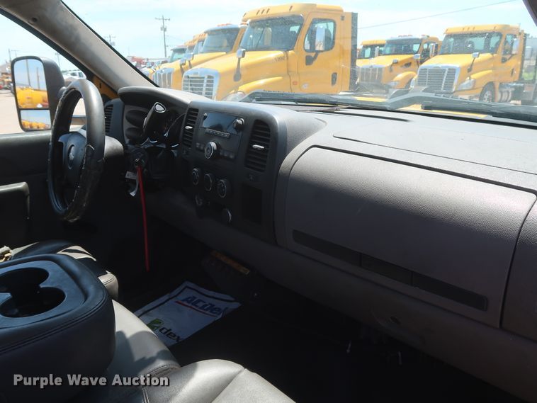 image for item HT9573 2013 Chevrolet Silverado 2500HD  utility bed pickup truck