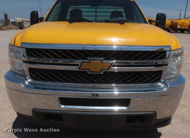 image for item HT9573 2013 Chevrolet Silverado 2500HD  utility bed pickup truck