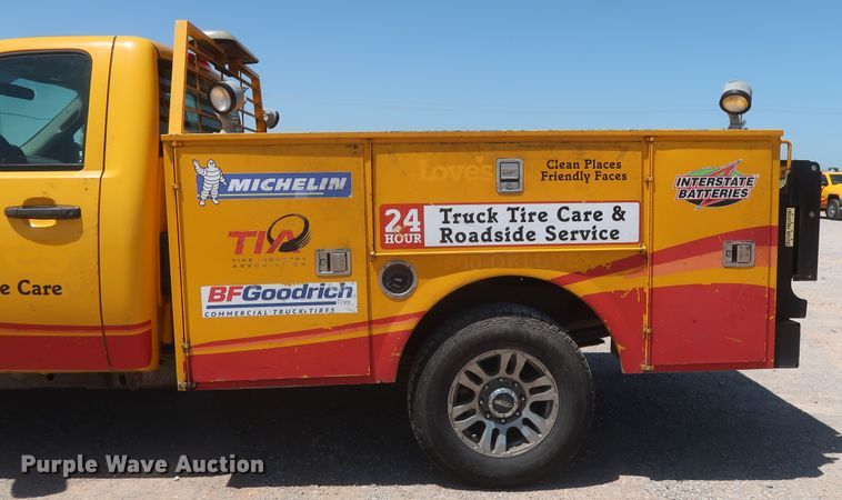 image for item HT9573 2013 Chevrolet Silverado 2500HD  utility bed pickup truck