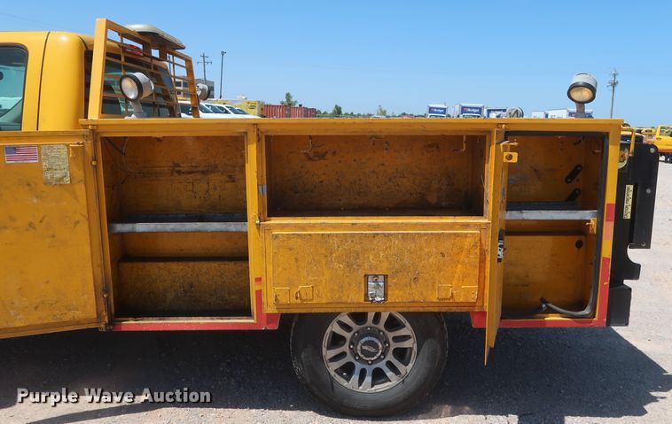 image for item HT9573 2013 Chevrolet Silverado 2500HD  utility bed pickup truck