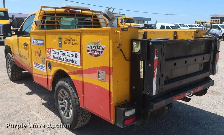 image for item HT9573 2013 Chevrolet Silverado 2500HD  utility bed pickup truck