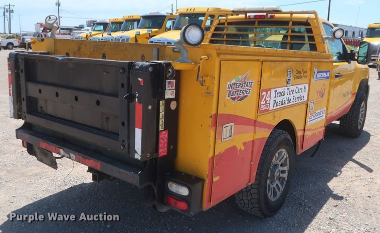 image for item HT9573 2013 Chevrolet Silverado 2500HD  utility bed pickup truck