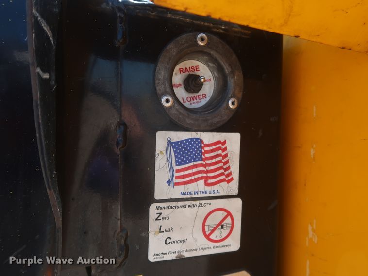 image for item HT9573 2013 Chevrolet Silverado 2500HD  utility bed pickup truck