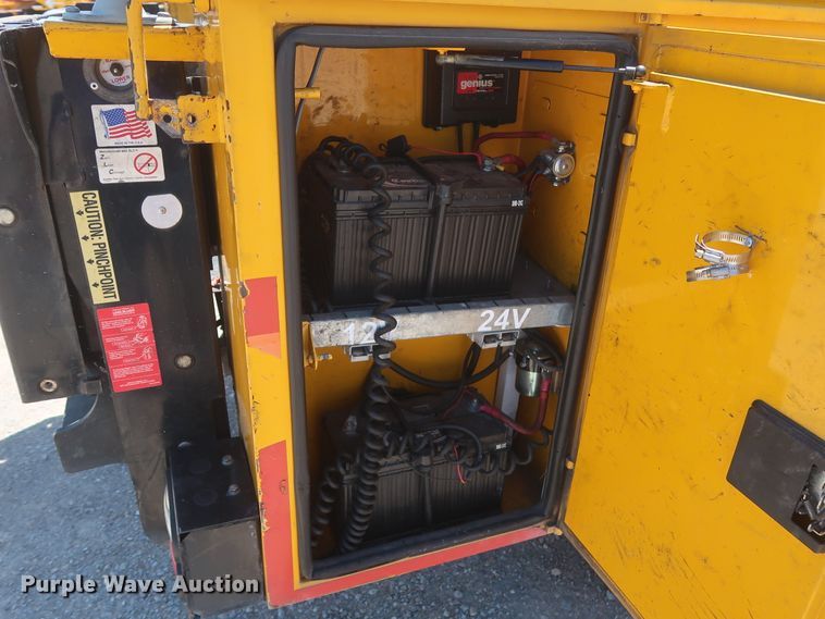 image for item HT9573 2013 Chevrolet Silverado 2500HD  utility bed pickup truck