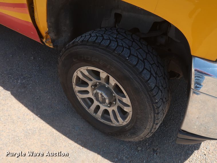 image for item HT9573 2013 Chevrolet Silverado 2500HD  utility bed pickup truck