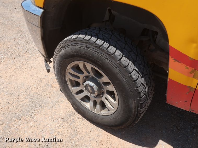 image for item HT9573 2013 Chevrolet Silverado 2500HD  utility bed pickup truck