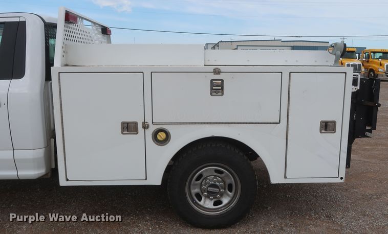 image for item HT9580 2017 Ford F350 Super Duty XL  utility bed pickup truck