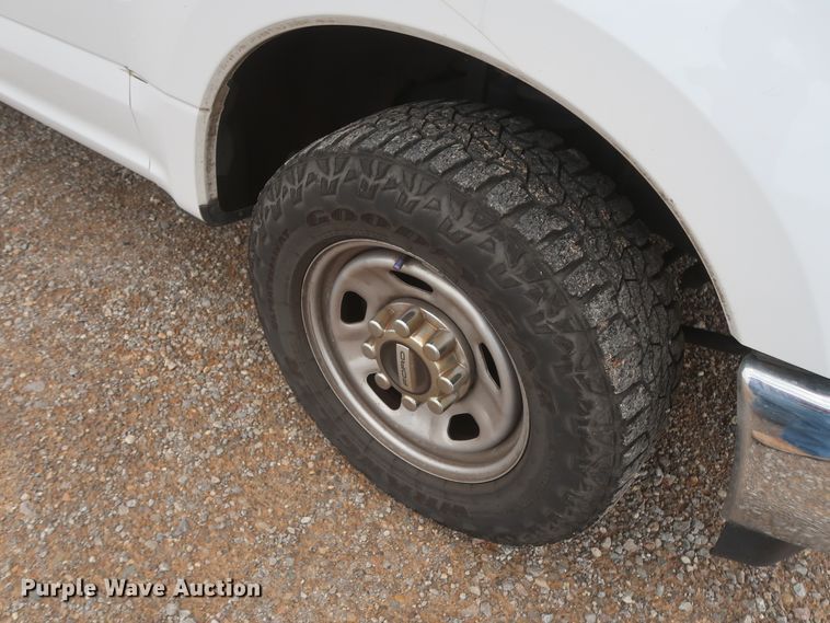 image for item HT9580 2017 Ford F350 Super Duty XL  utility bed pickup truck