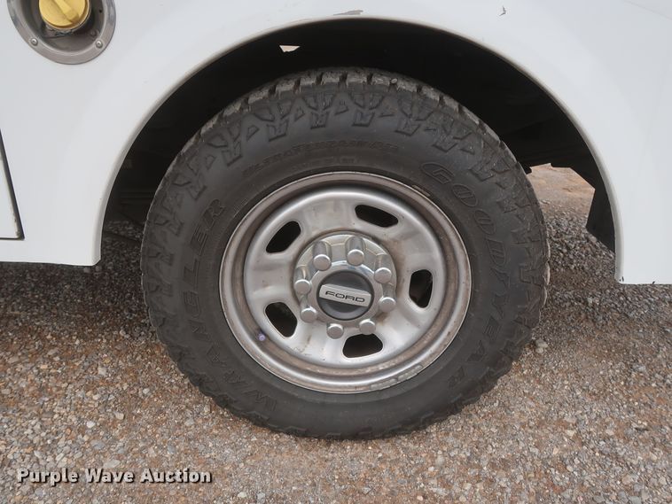 image for item HT9580 2017 Ford F350 Super Duty XL  utility bed pickup truck