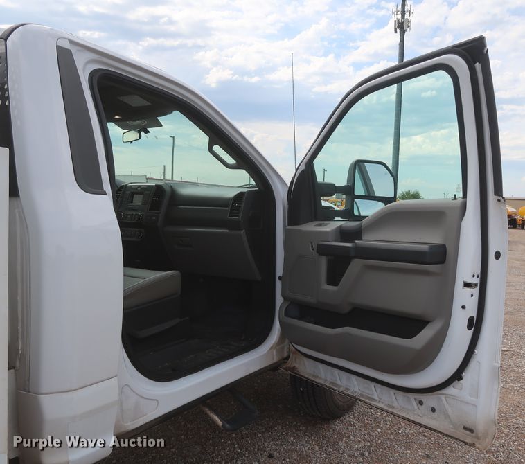 image for item HT9581 2017 Ford F350 Super Duty XL  utility bed pickup truck