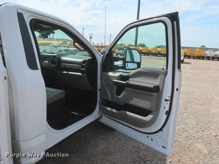 image for item HT9582 2017 Ford F350 Super Duty XL  utility bed pickup truck