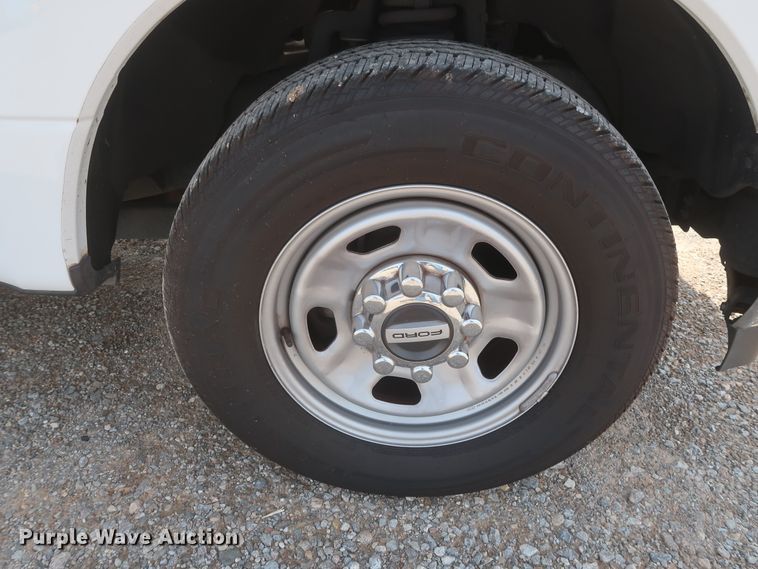 image for item HT9582 2017 Ford F350 Super Duty XL  utility bed pickup truck