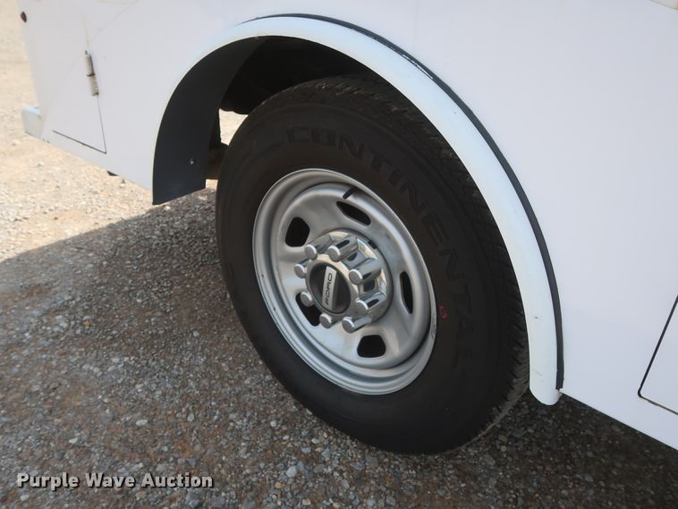 image for item HT9582 2017 Ford F350 Super Duty XL  utility bed pickup truck