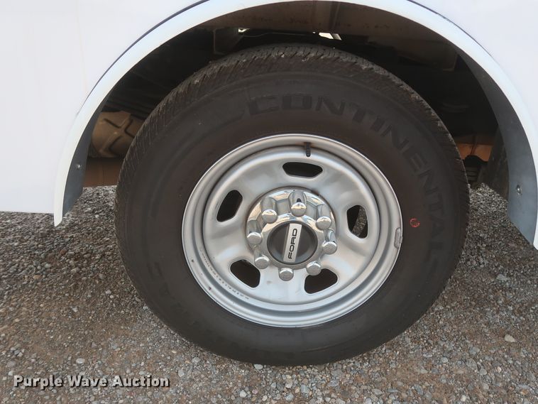 image for item HT9582 2017 Ford F350 Super Duty XL  utility bed pickup truck