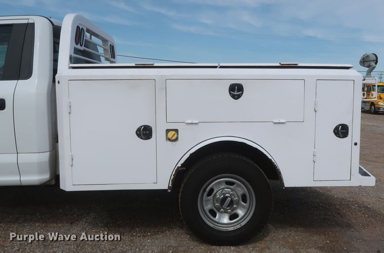 image for item HT9583 2017 Ford F350 Super Duty XL  utility bed pickup truck