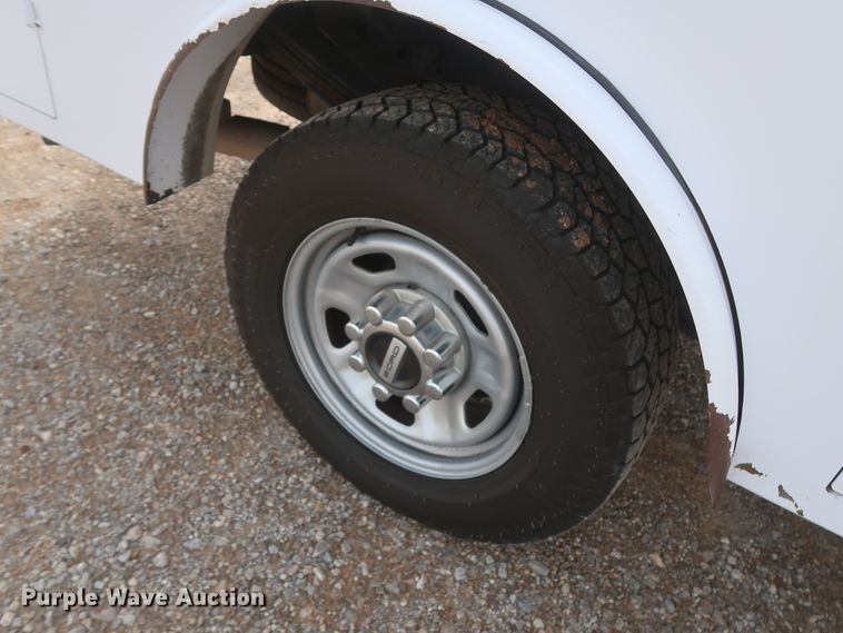 image for item HT9583 2017 Ford F350 Super Duty XL  utility bed pickup truck