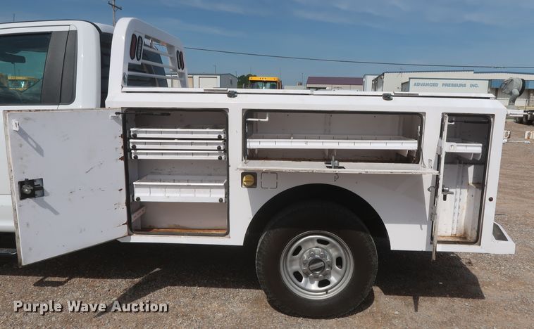 image for item HT9584 2017 Ford F350 Super Duty XL  utility bed pickup truck