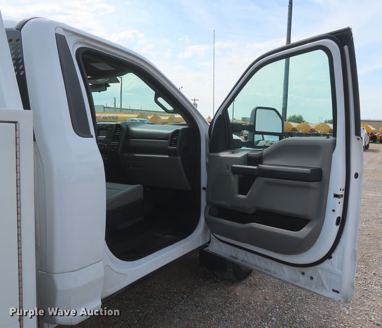 image for item HT9585 2017 Ford F350 Super Duty XL  utility bed pickup truck