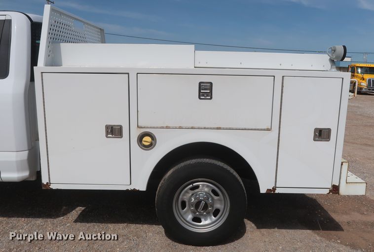 image for item HT9585 2017 Ford F350 Super Duty XL  utility bed pickup truck