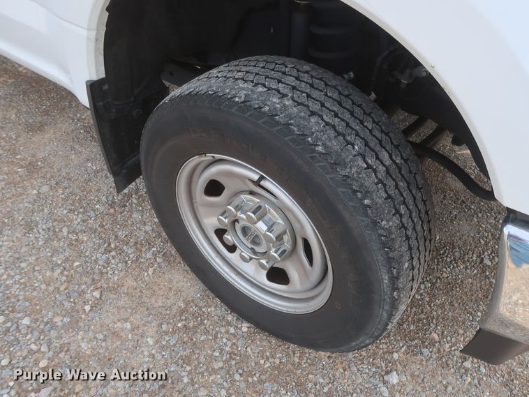 image for item HT9585 2017 Ford F350 Super Duty XL  utility bed pickup truck