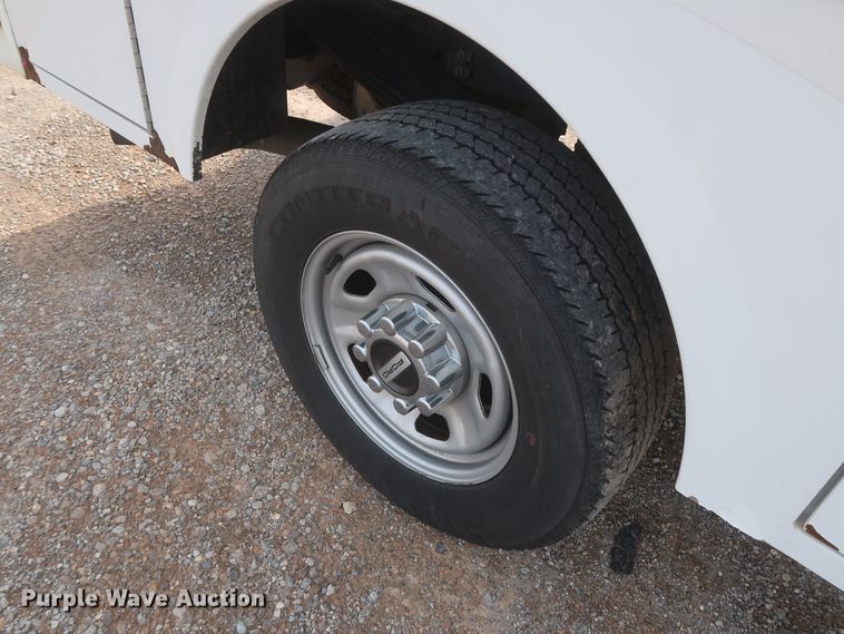 image for item HT9585 2017 Ford F350 Super Duty XL  utility bed pickup truck