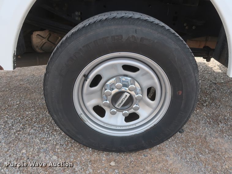 image for item HT9585 2017 Ford F350 Super Duty XL  utility bed pickup truck