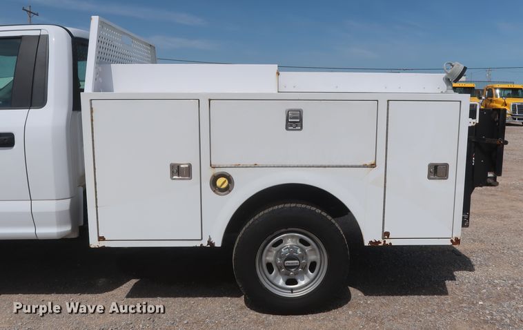 image for item HT9587 2017 Ford F350 Super Duty XL  utility bed pickup truck