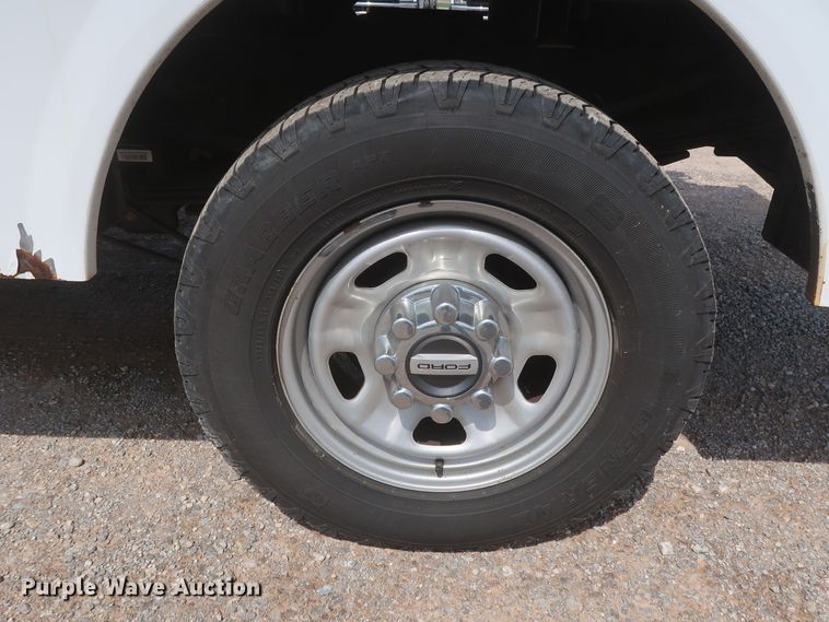 image for item HT9587 2017 Ford F350 Super Duty XL  utility bed pickup truck