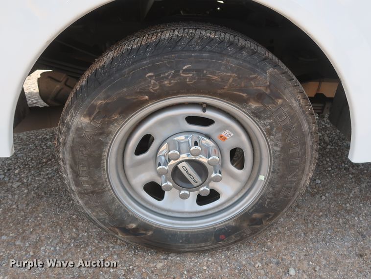 image for item HT9588 2017 Ford F350 Super Duty XL  utility bed pickup truck