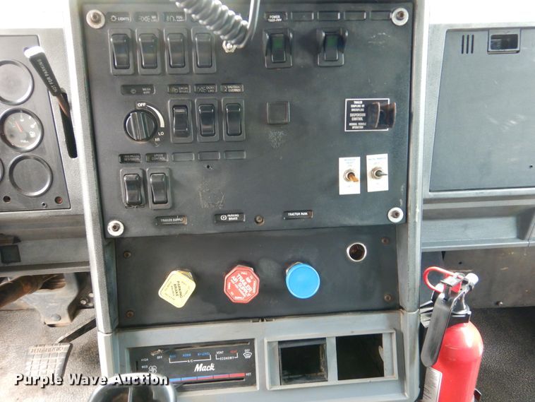 image for item DA8394 1998 Mack CH613  dump truck