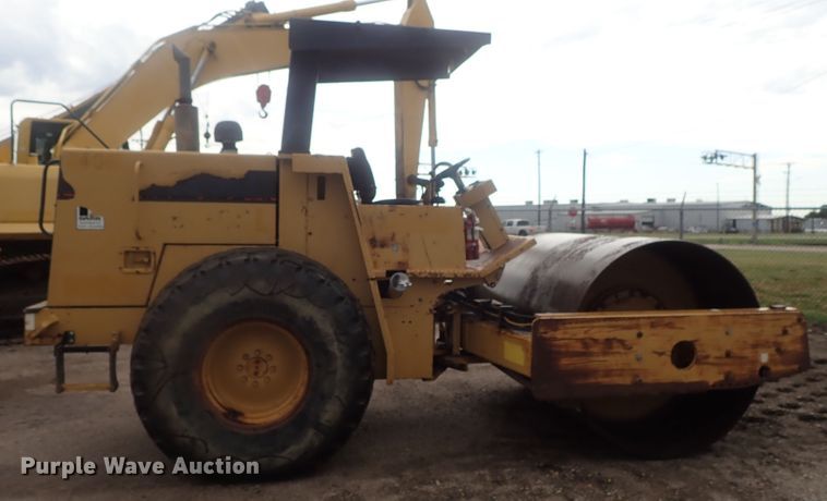 image for item DG2333 1994 Caterpillar CS-563  vibratory single drum roller