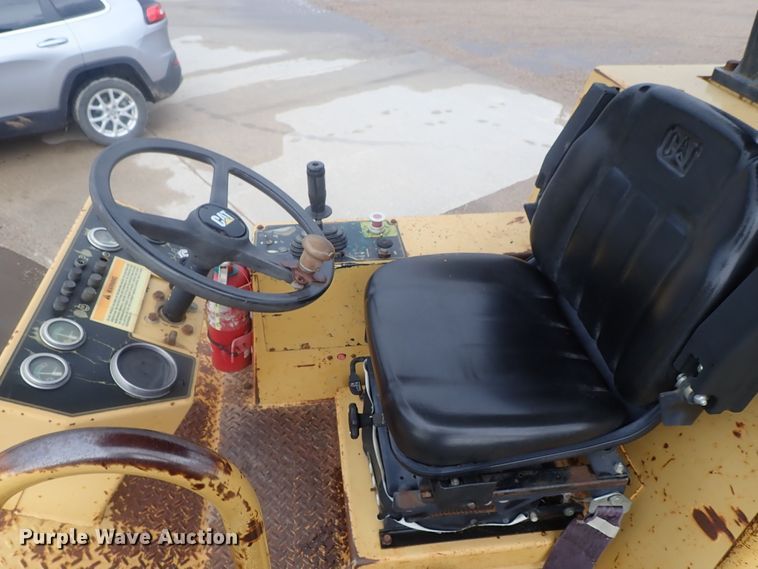 image for item DG2333 1994 Caterpillar CS-563  vibratory single drum roller