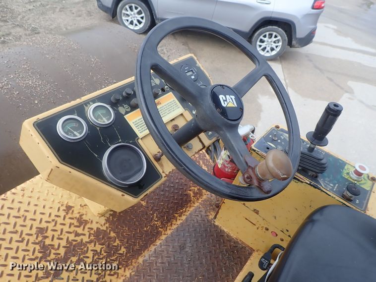 image for item DG2333 1994 Caterpillar CS-563  vibratory single drum roller