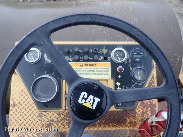 image for item DG2333 1994 Caterpillar CS-563  vibratory single drum roller